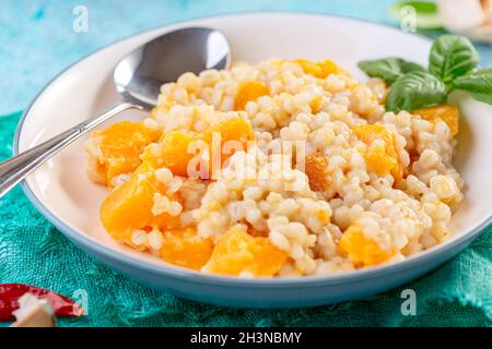 Risotto fatto in casa con zucca e parmigiano. Foto Stock