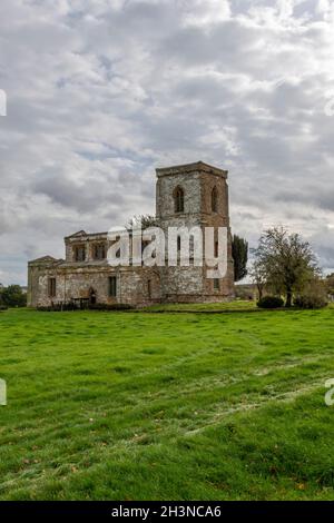 13 ° secolo chiesa di st mary la vergine a fawsley villaggio nel northamptonshire regno unito. storica chiesa del tredicesimo secolo a fawsley northants, religione. Foto Stock