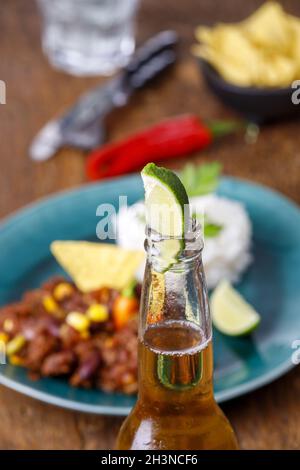 Leckere Chili con Carne auf Holz Foto Stock