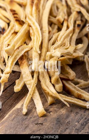 Strisce di pancake a fette su legno Foto Stock