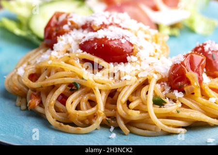 Spaghetti Pasta mit Kirschtomaten Foto Stock