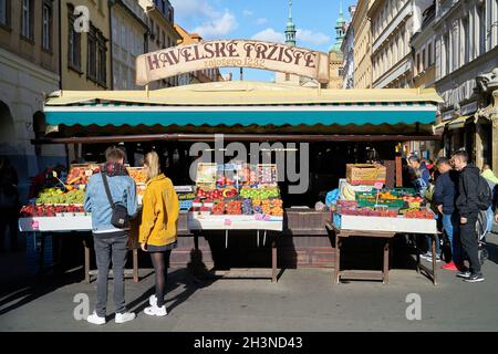 I visitatori del HavelskÃ© trÅ¾iÅ¡tÄ› (mercato Havel) nel centro storico di Praga Foto Stock