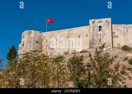 CASTELLO DI GAZIANTEP (GAZIANTEP KALESi) con cielo blu. Gaziantep, Turchia. Foto Stock