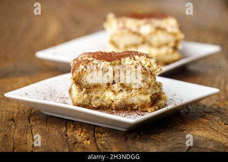 Tiramisù su piatti bianchi Foto Stock