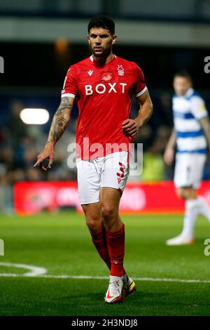 Londra, Regno Unito. 29 ottobre 2021. Tobias Figueiredo di Nottingham Forest in azione durante il gioco. EFL Skybet Championship Match, Queens Park Rangers contro Nottingham Forest al Kiyan Prince Foundation Stadium, Loftus Road a Londra venerdì 29 ottobre 2021. Questa immagine può essere utilizzata solo per scopi editoriali. Solo per uso editoriale, licenza richiesta per uso commerciale. Nessun uso in scommesse, giochi o un singolo club/campionato/player pubblicazioni. pic di Steffan Bowen/Andrew Orchard sport fotografia/Alamy Live news credito: Andrew Orchard sport fotografia/Alamy Live News Foto Stock