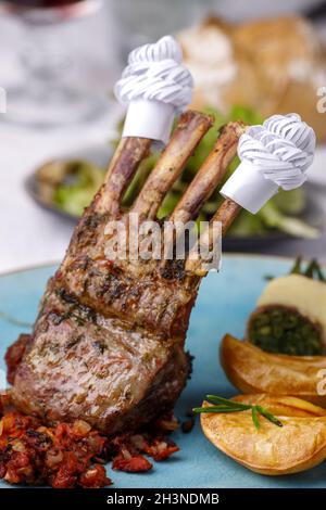 Costolette di agnello con polsino e insalata Foto Stock