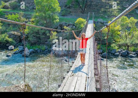 Una donna attraversa un ponte sottomarino in Georgia Foto Stock