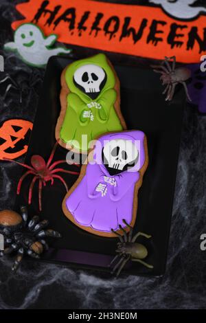 Fantasma dipinto a capo appeso su un miele biscotti di pan di zenzero. Halloween cibo Foto Stock