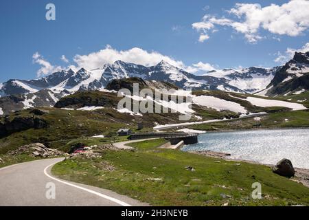 Strade di montagna tra Ceresole reale e la collina Nivolet intorno al lago di Serrù, il lago di Agnel, il lago di Nivolet in Piemonte in Italia Foto Stock