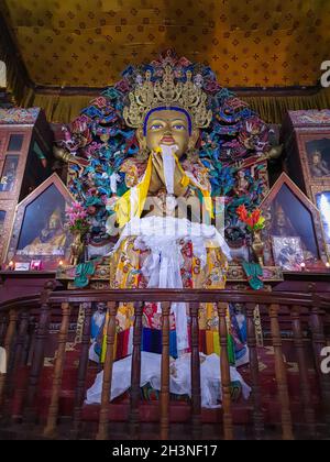 statua dorata del discepolo del buddha scattata in primo piano al monastero da un'immagine di prospettiva diversa è presa al monastero di darjeeling west bengala india. Foto Stock