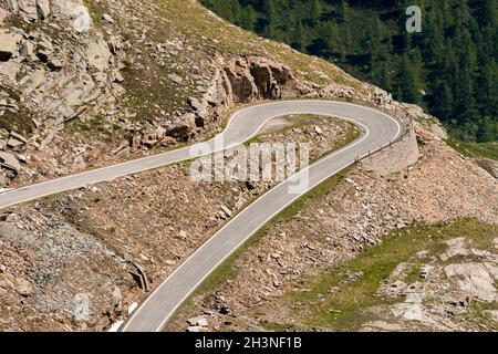 Strade di montagna tra Ceresole reale e la collina Nivolet intorno al lago di Serrù, il lago di Agnel, il lago di Nivolet in Piemonte in Italia Foto Stock