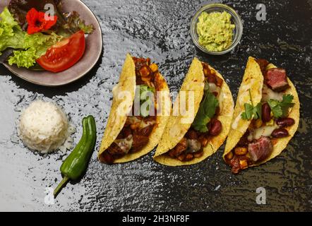 Tacos al forno su ardesia nera Foto Stock