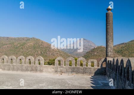 Veduta della collina di Girnar dal Forte di Uparkot in Junagadh, stato di Gujarat, Indiaia Foto Stock