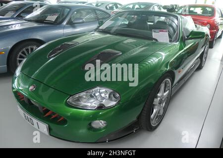 Jaguar XKR utilizzata nel film di James Bond Die Another day villain green sports car decappottabile parcheggiata fama vista veloce Vedi la storia viste storiche Foto Stock