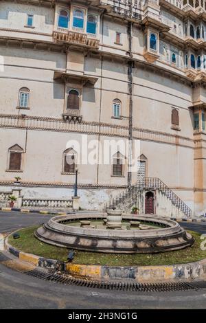Roundabout e Shiv Niwas Palace a Udaipur, Rajasthan state, India Foto Stock