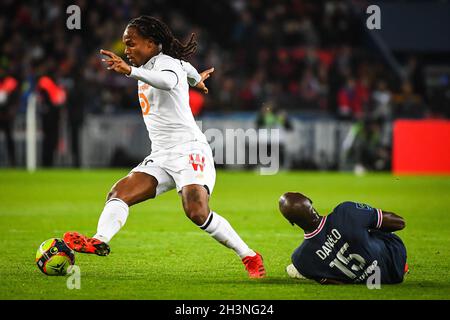 Parigi, Francia. 29 ottobre 2021. Renato SANCHES di Lille e Danilo PEREIRA di PSG durante il campionato francese Ligue 1 partita di calcio tra Paris Saint-Germain e LOSC Lille il 29 ottobre 2021 allo stadio Parc des Princes di Parigi, Francia - Foto: Matthieu Mirville/DPPI/LiveMedia Credit: Independent Photo Agency/Alamy Live News Foto Stock