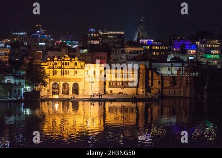 Vista notturna di Gangaur Ghat in Udaipur, Rajasthan stato, India Foto Stock