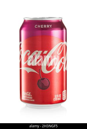 LONDRA,UK - 21 OTTOBRE 2021 : lattina di alluminio di Coca Cola Cherry Flavour soda bevanda bianca. Foto Stock