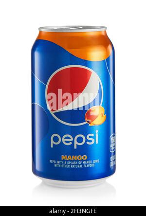 LONDRA,UK - 21 OTTOBRE 2021 : lattina di alluminio di Pepsi Cola mango bevanda analcolica aromatizzata alla soda bianca Foto Stock