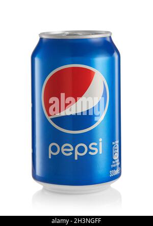 LONDRA,UK - 21 OTTOBRE 2021 : lattina di alluminio di Pepsi Cola bevanda analcolica originale soda su bianco Foto Stock