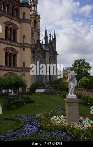 Schwerin, Germania - 20 luglio 2021 - la vista del castello di Schwerin nel pomeriggio estivo Foto Stock