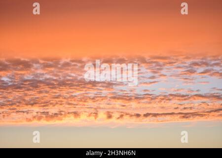 Cielo colorato con nuvole rosse al tramonto Foto Stock