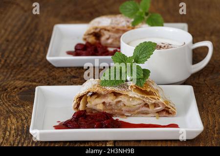 Strudel di mele austriaco su legno Foto Stock