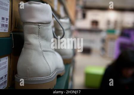 Scarpe in un negozio di scarpe della società Deichmann in Il centro di Berlino Foto Stock