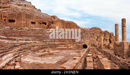 Rovine di anfiteatro Nabataean o teatro aperto a Petra, Giordania Foto Stock