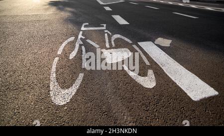 Marcatura per una pista ciclabile su una strada a Swinoujscie, Polonia Foto Stock