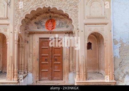 VRINDAVAN, INDIA - 18 FEBBRAIO 2017: Porta ornata di una casa a Vrindavan, stato dell'Uttar Pradesh, India Foto Stock