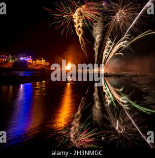 Appledore, North Devon, Inghilterra. Venerdì 29 ottobre 2021 - dopo una giornata di docce e nuvole pesanti, la pioggia si tiene abbastanza a lungo per l'annuale spettacolo di fuochi d'artificio di beneficenza Appledore Pirates a Passi pure sull'estuario del fiume Torridge ad Appledore nel Devon settentrionale. Credit: Terry Mathews/Alamy Live News Foto Stock