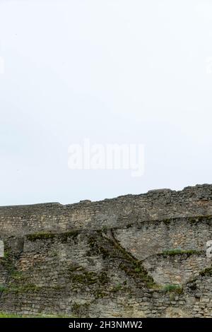 Un'antica fortezza sulla riva della baia. Maestose pareti in pietra, belle volte ad arco, finestre a scopata. Ucraina. Belgorod - Dnestrovsky. Foto Stock