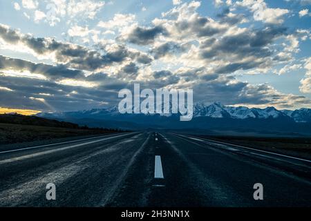 Strada asfaltata per le montagne. Pista di montagna su Altai. Foto Stock