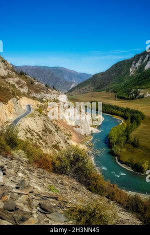 Il fiume di montagna scorre sulle rocce. I fiumi sono altai. La natura è altai. Foto Stock