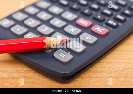 Penna rossa e calcolatrice tascabile Foto Stock