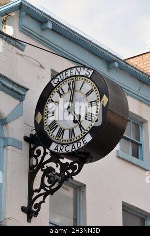 Vecchio orologio e cartello sul palazzo della galleria delle regine a Briggate nel centro di Leeds Foto Stock