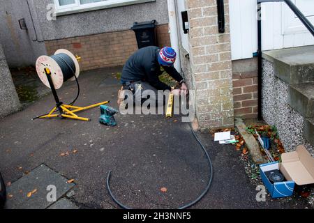 Installazione di un punto di ricarica per auto elettriche in una casa di Aberdeen Scozia Foto Stock