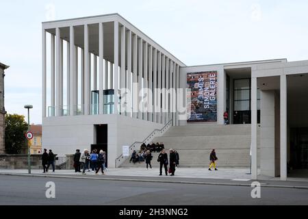 Berlino, Germania, 19 ottobre 2021, vista frontale della Galleria James Simon con scala e ingresso. Foto Stock