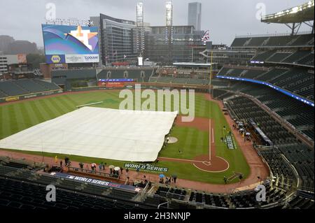 Atlanta, Stati Uniti. 29 ottobre 2021. I membri dell'equipaggio di terra di Atlanta Braves coprono il campo durante le docce a pioggia prima della terza partita della MLB World Series contro gli Houston Astros al Truist Park il 29 ottobre 2021 ad Atlanta, Georgia. Foto di Kate Awtrey-King/UPI Credit: UPI/Alamy Live News Foto Stock