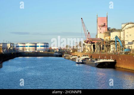 Porto nella zona industriale Rothensee sull'Elba vicino Magdeburgo Foto Stock