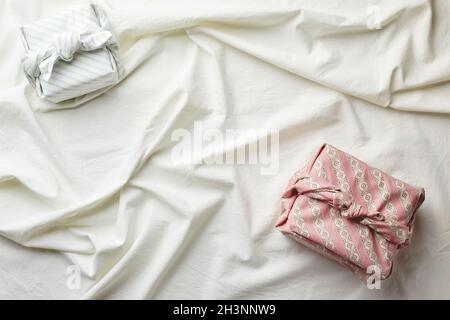 Confezione regalo ecologica in stile tradizionale giapponese furoshiki, confezione regalo ecologica e concetto Zero Wast Foto Stock