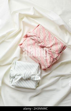 Confezione regalo ecologica in stile tradizionale giapponese furoshiki, confezione regalo ecologica e concetto Zero Wast Foto Stock