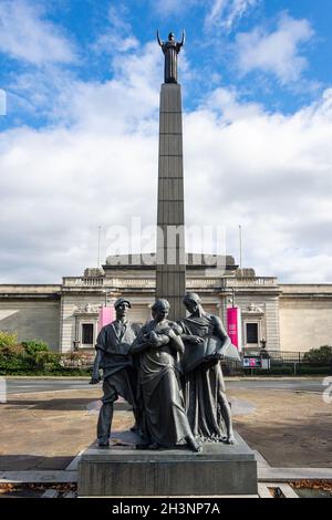 The Leverhulme Memorial, obelisque and Lady Lever Art Gallery, Queen Mary's Drive, Port Sunlight, Wirral, Merseyside, Inghilterra, Regno Unito Foto Stock