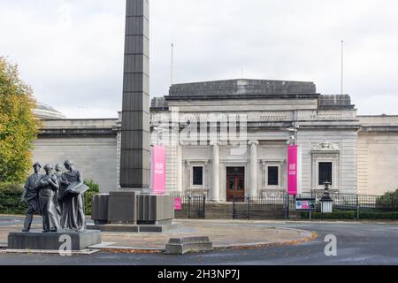 The Leverhulme Memorial, obelisque and Lady Lever Art Gallery, Queen Mary's Drive, Port Sunlight, Wirral, Merseyside, Inghilterra, Regno Unito Foto Stock