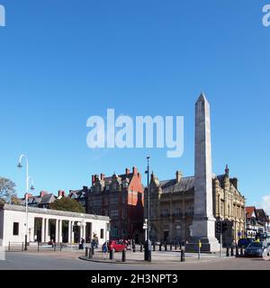 Il monumento ai caduti e gli edifici circostanti a lord Street southport Foto Stock