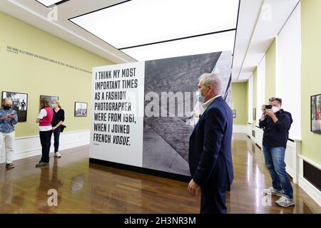 Berlino, Germania. 29 ottobre 2021. Il 31 ottobre 2021 segna l'apertura dell'ampia mostra retrospettiva Helmut Newton. Eredità alla Helmut Newton Foundation di Berlino. Originariamente previsto per coincidere con il centesimo compleanno del fotografo, è stato rinviato per un anno a causa della pandemia. I visitatori possono ora vedere non solo le numerose immagini iconiche di Helmut Newton, ma anche una serie di sorprese. (Foto di Beata Siewicz/Pacific Press) Credit: Pacific Press Media Production Corp./Alamy Live News Foto Stock