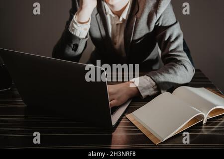 Business uomo che lavora in ufficio con il computer portatile e i documenti sulla sua scrivania, consulente avvocato concetto Foto Stock