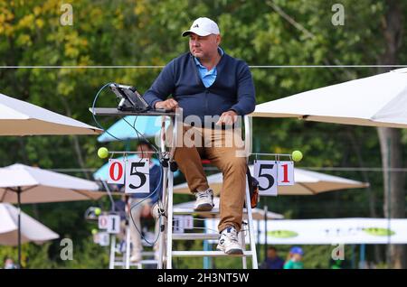 KIEV, UCRAINA - 7 SETTEMBRE 2021: Chair umpire (arbitro di tennis) sulla posizione durante ATP Challenger Kiev Open game Georgi KRAVCHENKO (Ucraina) contro Joris DE LOORE (Belgio) al Kyiv Tennis Park Foto Stock