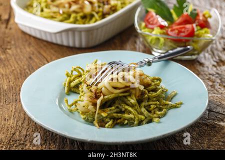 Spinaci bavaresi Spaetzle pasta su legno Foto Stock